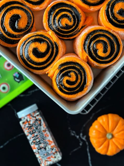 Spooky Cinnamon Rolls Cinnamon Rolls Hello Kitty, Halloween Cinnamon Rolls, Postres Halloween, Dulces Halloween, Spooky Snacks, Spooky Food, Halloween Food Treats, Halloween Foods, Food For Party