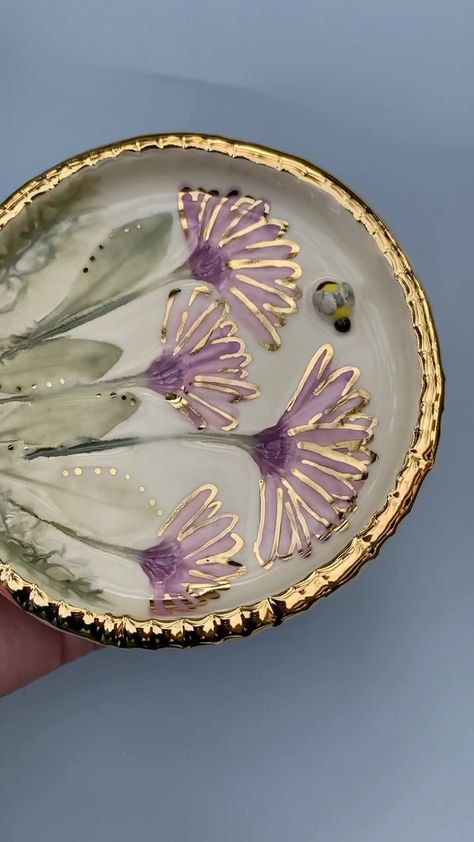 Clay Pressed Flowers, Wildflower Pottery, Bee Sculpture, Harmony In Nature, Magical Crafts, Pottery Shapes, Ceramic Jewelry Dish, Color Me Mine, I Love Bees