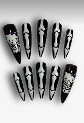 Black Nail Paint Ideas, Black Nails Silver Charms, Pop Off Nails, Y2k Nails Trashy, Emo Goth Nails, Long Gothic Nails, Nail Art Designs Grunge, Gel X Black Nails, Creepy Nails Design