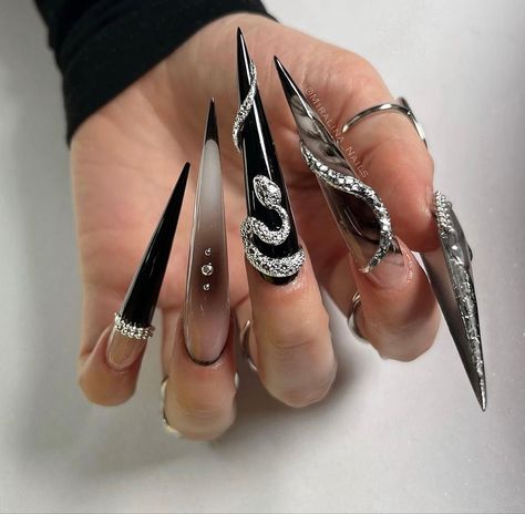 Gotik Tattoo, Stilleto Nails Designs, Black Stiletto Nails, Long Stiletto Nails, Diy Acrylic Nails, Goth Nails, Stiletto Nails Designs, Crazy Nails, Bling Acrylic Nails