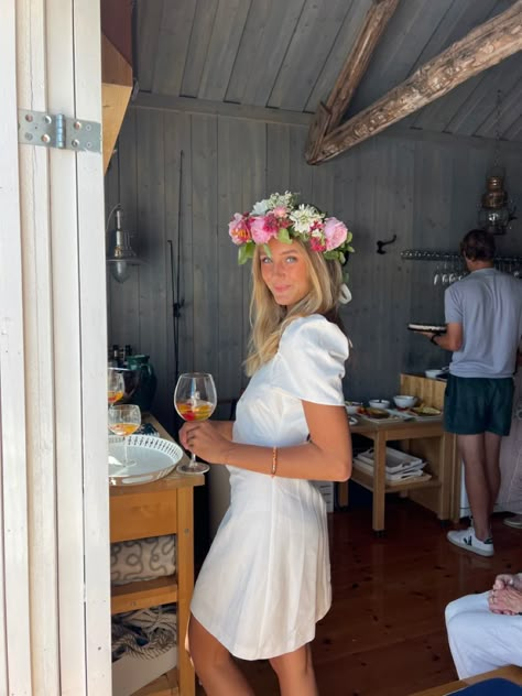 Swedish Midsommar Aesthetic, Mid Sommar Costume, Midsommar Party Outfit, Midsommar Dress, Midsummer Outfit, Midsommar Outfit, Midsommar Aesthetic, Midsommar Party, Midsummer Nights Dream Party