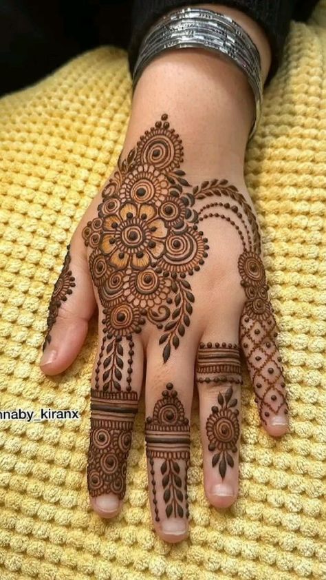 Beautiful Simple Mehndi Design, Tato Henna, Henna Tattoo Designs Hand, Latest Henna Designs, Tattoo Henna, Mehndi Designs For Kids, Very Simple Mehndi Designs, Simple Mehndi Designs Fingers, Full Mehndi Designs