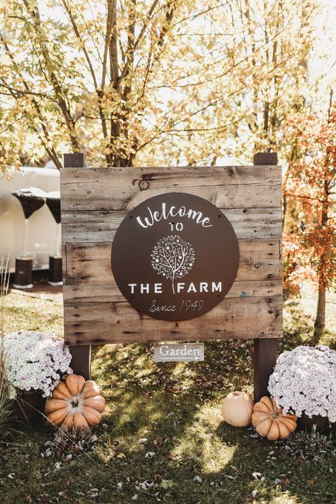 Wood Farm Signs Entrance, Rustic Farm Entrance, Farm Gate Decorating Ideas, Farm Decor Outside, Rustic Farm Signs, Wedding Venue Signs Entrance, Rustic Signage Design Outdoor, Diy Farm Signs Entrance, Agritourism Farm Design