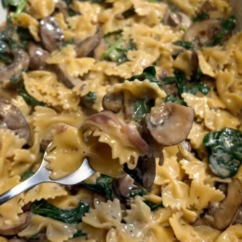 Creamy Garlic Mushroom Pasta Garlic Mushroom Pasta, Foil Bake, Cream Cheese Pasta, Mushroom Recipes Pasta, Creamy Garlic Mushrooms, Cooking Crafts, Kale Pasta, Thyme Salt, Roasted Garlic Cloves