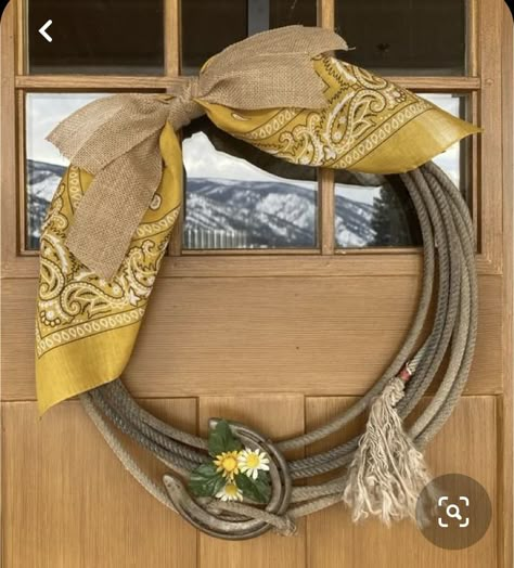 Lariat Rope Crafts, Cow Room, Cowboy Lasso, Rope Wreath Diy, Rope Wreaths, Western Wreaths, Cowboy Crafts, Rope Wreath, Horseshoe Crafts Projects