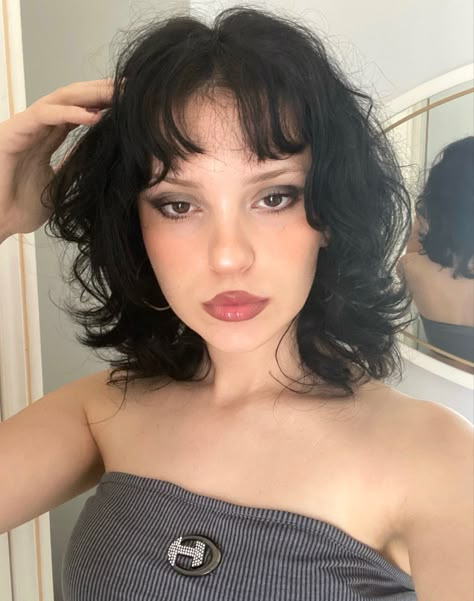 Feminine Medium Haircuts, Hire Style Girls Hair Short, Micro Curly Bangs, Wavy Micro Bangs, Micro Bangs Wavy Hair, Layered Hair W Bangs, Goth Hairstyles Medium, Curly Hair Micro Bangs, Micro Bangs Curly Hair