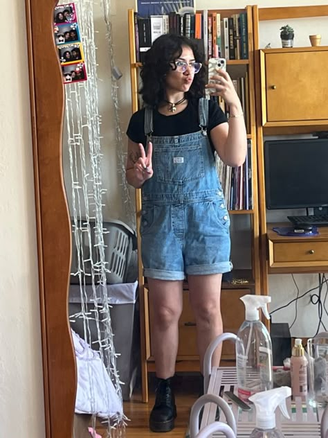 How To Style Short Overalls, Girly 90s Outfits, Shorts Overalls Outfit, Short Overalls Outfit, Overalls Outfit Short, Overalls Outfit Summer, Overall Shorts Outfit, Denim Dungaree Shorts, Dungaree Shorts