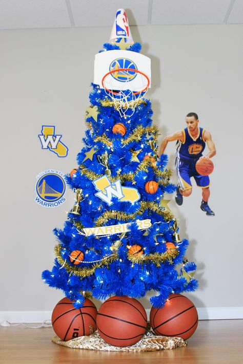 I remembered seeing this GSW tree posted during the NBA finals and was wondering if anyone was doing something coo https://t.co/3JruossYjG Basketball Decor Ideas, Christmas Decorations School, Nba Christmas, Sports Party Ideas, Themed Christmas Trees, Themed Trees, Basketball Decor, Basketball Christmas, Basketball Decorations