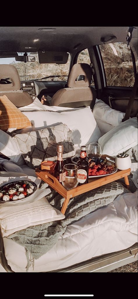 Car date for valentine’s day. Back of car picnic. Picnic In Back Of Truck, Car Boot Picnic Aesthetic, Romantic Car Date Night, Picnic In Car Trunk, Back Of Car Date, Car Trunk Picnic, Back Of Car Date Ideas, Car Boot Date, Car Date Night Aesthetic