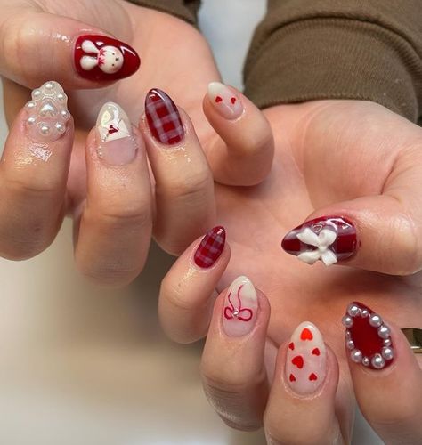 Red Miffy Nails, Gel Nails Short Christmas, Kawaii Fall Nails, Nail Inspo Kawaii, Christmas Gel Nails Short, Holiday Nails Almond Shape, Holiday Nails Almond, Dark Green Christmas Nails, Nail Inspo Valentines Day