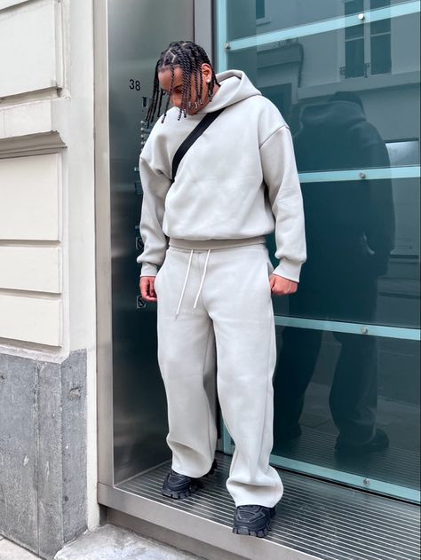 Seventhstore
Streetwear men
Gorpcore
Mensfashion
Prada
Streetstyle Baggy Tracksuit Outfit, Beige Joggers Outfit, Streetwear Tracksuit, Sweats Outfit Men, Tracksuit Outfit Mens, Dors Style, Outfit Jogging, Ootd Boy, Minimalist Streetwear