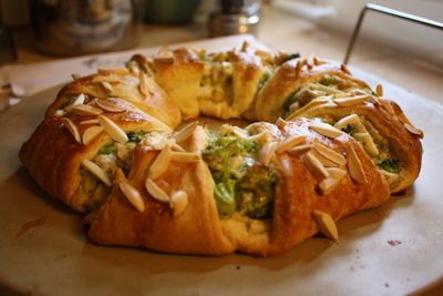 Pampered Chef Chicken & Broccoli Ring {Recipe} - The Chic Life Chicken Broccoli Ring, Broccoli Braid, Chicken Croissant, Ring Recipes, Crescent Rings, Chicken Ring, Pampered Chef Stoneware, Croissant Ring, Pampered Chef Party