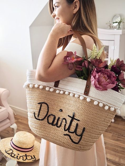 DIY Personalised straw beach bag Primark Bags, Coach Purses Outlet, Expensive Purses, Hand Bags For Women, Big Handbags, Handbag Storage, Straw Beach Bag, Straw Handbags, Rope Bag