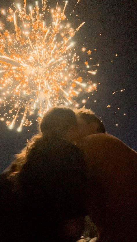 Pose ideas for couples. Pose idea for fireworks. 4th of July. 4th of July poses. 4th of July couples photo Cute Firework Pictures With Boyfriend, New Year Couples Pictures, Falling For You Aesthetic, New Year Kiss Aesthetic, Fireworks Pictures Couple, Cute Firework Pictures, Situationship Pictures, Firework Picture Ideas, Couples Fireworks Pictures