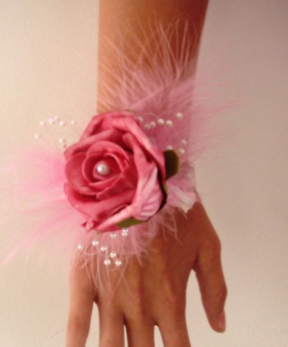 Corsage With Feathers, Prom Corsage Ideas, Pink Wrist Corsage, Feather Corsage, Diy Wrist Corsage, Flowers At Wedding, Homecoming Corsage, Corsage Ideas, Prom Corsages