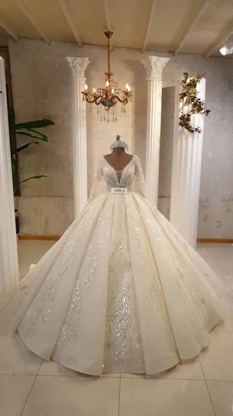 Wedding Dresses Old Money, Nuse Shqiptare, Pocahontas Wedding, Plus Wedding Dresses, Extravagant Wedding, Royal Wedding Dress, Dressy Casual Outfits, Fancy Wedding Dresses, Braut Make-up