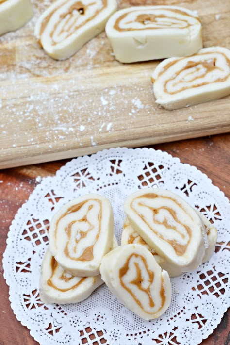 Pinwheel Candy Recipe, Peanut Butter Pinwheels, Pinwheel Candy, Caramel Candies Recipe, Healthy Christmas Snacks, Peanut Butter Roll, Caramel Candies, Potato Candy, Chewy Caramel