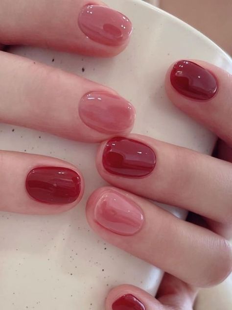 September nail designs: burgundy and pink jelly shades September Nails, Hello Nails, Hippie Nails, Subtle Nails, Simple Gel Nails, Minimal Nails, Blush Nails, Soft Nails, Funky Nails