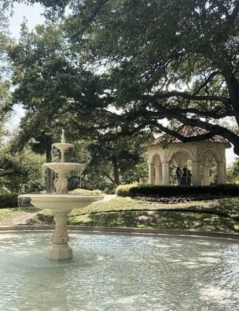 La Mansions Aesthetic, Old Money Courtyard, Old Money Mansion Garden, Bridgerton Aubrey Hall, Luxury Garden Aesthetic, Castle Home Aesthetic, Old Money Garden Aesthetic, Old Money House Aesthetic, Big Courtyard