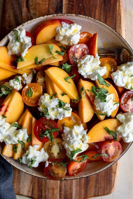 summer peach burrata salad with champagne vinaigrette Summer Healthy Salads, French Summer Food, Fresh Summer Dinner, Healthy Summer Lunch, Salad With Champagne Vinaigrette, Peach Burrata Salad, Summer Buffet, Healthy Summer Food, Peach Burrata