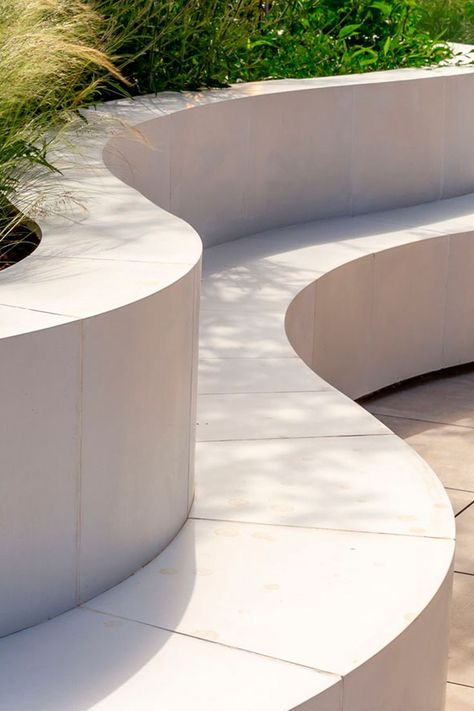 We have supplied 300 precast pieces in a C-1 white colour to complete the design of this stunning curved meeting point. 10 different types of moulds were created to cover the different forms of benches: concave, convex, with or without a backrest. This level of customisation is made possible by the versatility of our Stoneo FORMS material, which can be adapted to any design thanks to its workability. It also allows us to create lighter pieces, which are easier to position and handle on site. Curved Outdoor Benches, Curved Bench, Mediterranean Style Home, Concrete Bench, Fountain Design, Outdoor Path Lighting, Urban Furniture, Bench Designs, Sopot