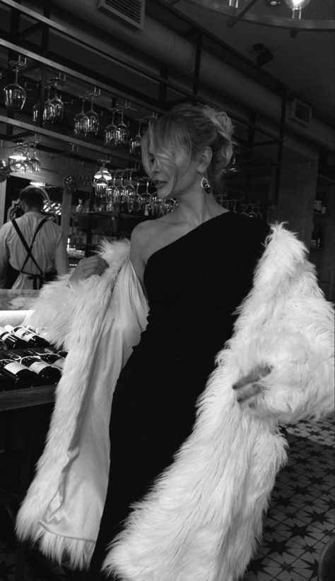 Mafia Wife Aesthetic Outfits, Italian Mafia Women, Mafia Wives, Mob Wife Aesthetic, Italian Mafia, Wife Aesthetic, White Fur Coat, Wife Style, Long Faux Fur Coat