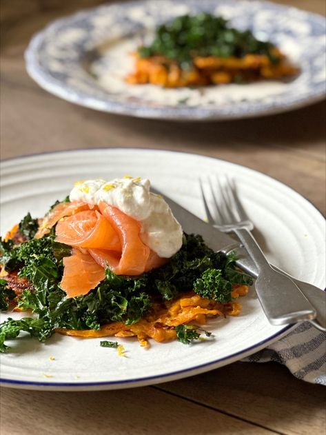 Sweet potato rösti with charred kale and smoked salmon - Château de la Ruche Sweet Potato Rosti, Tart Shells, Chilli Sauce, Light Lunch, Seasonal Recipes, Poached Eggs, Smoked Salmon, Apple Recipes, Sunday Morning