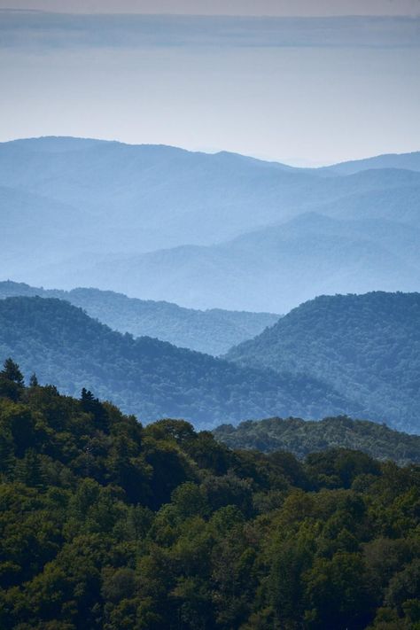 Atmospheric Perspective Photography, Mountains And Sky, Atmospheric Perspective, Smokey Mountains Vacation, Distant Mountains, Nice Life, Smokey Mountain, Mountain Pictures, Foggy Mountains