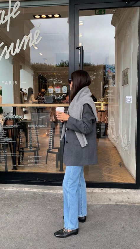 Sweater Over Shoulders, Parisian Style Winter, French Style Parisian Chic, Style Parisian Chic, Parisian Outfits, Chic Outfit Ideas, Blue Jean Outfits, French Women Style, Parisian Chic Style