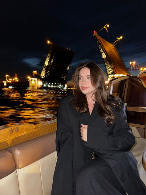 Night Boat Ride Aesthetic, Poses On A Boat, Yacht Poses, Boat Poses, Perspective Poses, Yacht Photoshoot, Boat Party Outfit, Boat Photoshoot, Yacht Fashion