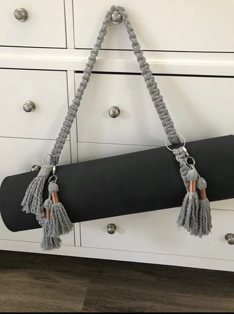 Yoga Strap Macrame, Functional Macrame Projects, Macrame Yoga Mat Strap Diy, Macrame Yoga Mat Bag, Trapillo Ideas Faciles, Macrame Mat, Macrame Bag Strap, Macrame Strap, Strap Yoga