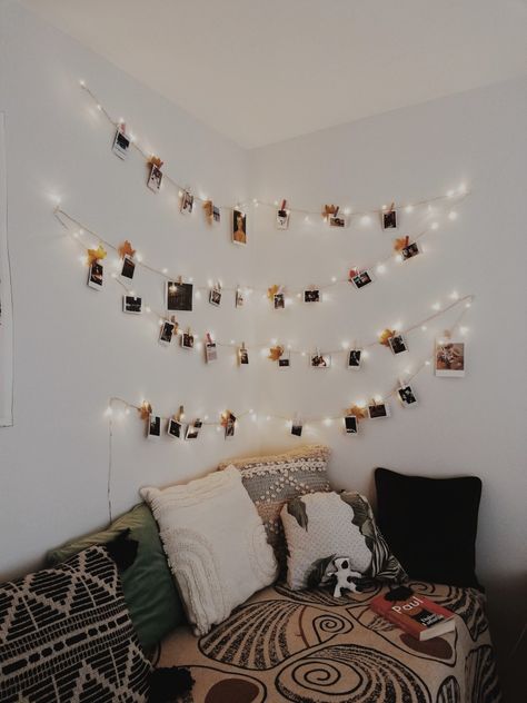 Picture Wall Ideas Lights, Photo Garland Ideas, Cool Room Stuff, Bedroom Fairy Lights, Photo Wall Ideas, Photo Display Ideas, Pictures On String, Light Picture Wall, Polaroid Wall