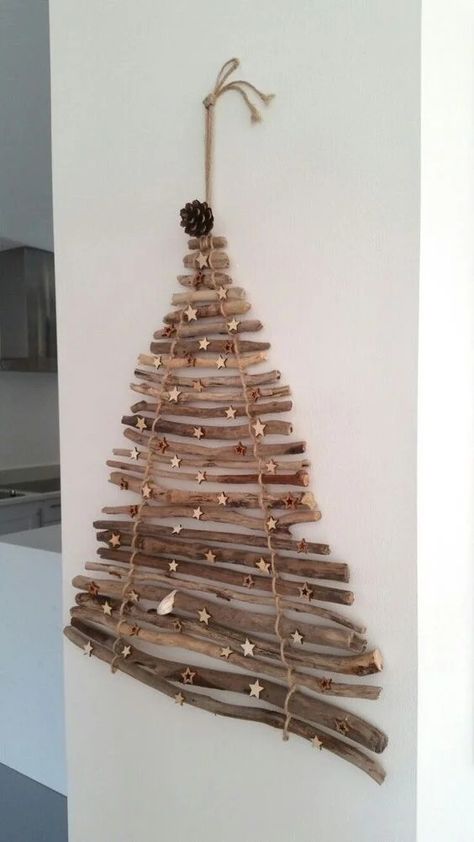 Stick Xmas Tree, Holiday Hanging Decor, Tree Stick Crafts, Crafts With Natural Materials, Driftwood Trees Diy, Christmas Driftwood Ideas, Sticks Christmas Tree, Driftwood Christmas Decorations, Christmas Decor Bathroom