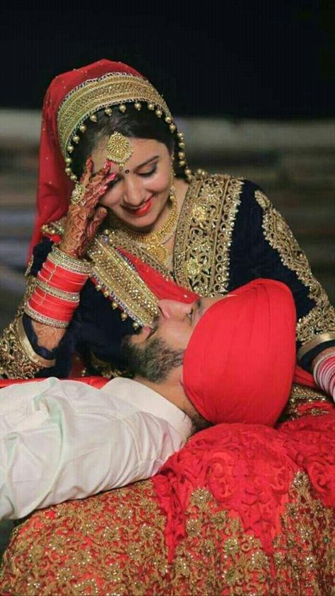 Sardaar g👌 Punjabi Couple Marriage Poses, Sardar Sardarni Couple, Punjabi Photo, Funny Photoshoot, Bride Fashion Photography, Marriage Poses, Punjabi Wedding Couple, Nice Couple, Indian Bride Photography Poses