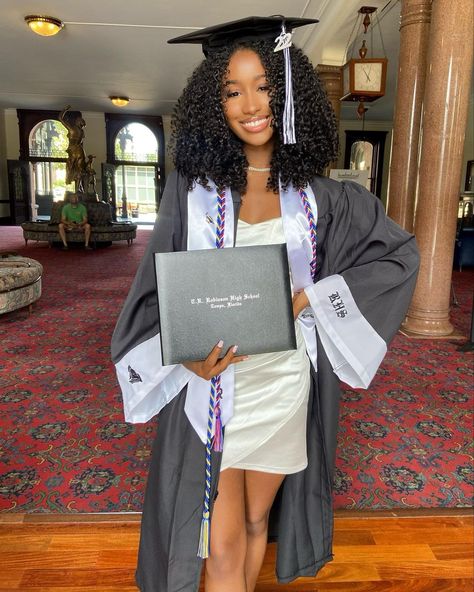 JG🦋 on Instagram: “Next stop Fau :) #graduation” 2enior Ye4r, Law Life, Graduation Hairstyles With Cap, Masters Graduation, College Graduation Photoshoot, Photo Hacks, Graduation Photography Poses, College Graduation Pictures, Graduation Poses