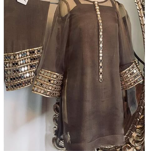 Trendy Wears Online (@trendywearsonline) • Instagram photos and videos Pakistani Fashion Party Wear, Pakistani Fashion Casual, Salwar Kamiz, Pakistani Dresses Casual, Beautiful Pakistani Dresses, Casual Wear Dress, Kurti Designs Party Wear, Sleeves Designs For Dresses, Simple Pakistani Dresses