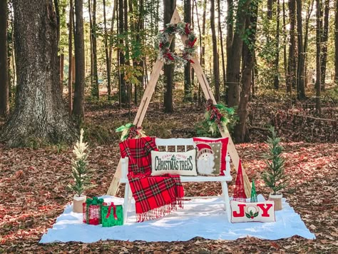 Christmas Mini Sessions Outdoor, Christmas Tree Farm Pictures, Christmas Mini Ideas, Outdoor Christmas Photos, Christmas Mini Shoot, Christmas Tree Farm Photos, Christmas Picture Ideas, Christmas Arch, Christmas Session