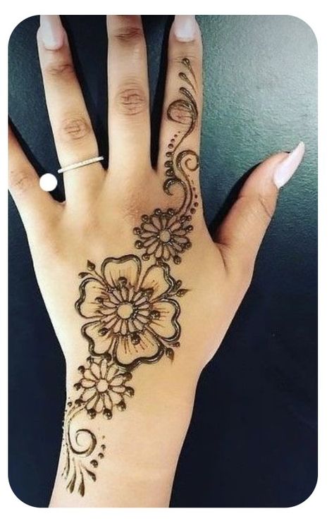 Simple Hannah Design Hands, Henna Designs On Palm, Henna Main Simple, Hannah Tattoo, Small Henna Tattoos, Mehendi Night, Cute Henna Tattoos, Henna Style Tattoos, Henna Inspo