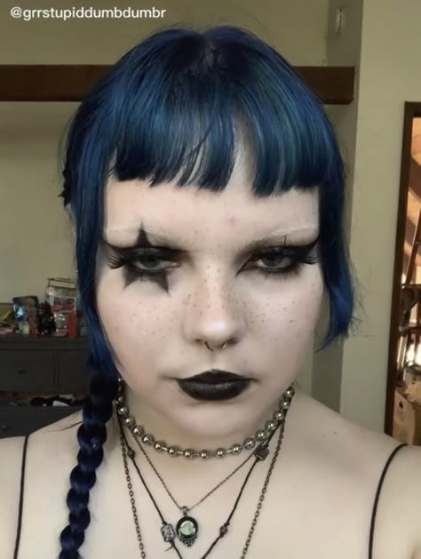 @/grrstupiddumbdumbr on tiktok !!! ^-^ Smashing Pumpkins Makeup, Greyday Tour Makeup, Alt Grunge Makeup Looks, No Eyebrows Makeup Look Goth, Makeup Inspo Alt, Cool Alt Makeup, Cool Goth Makeup, Edgy Makeup Grunge, Edgy Makeup Looks Grunge