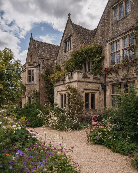 Some photos from last week at Asthall Manor. A dreamy Jacobean Cotswolds manor house that was the childhood home of the Mitford sisters. Everything about Asthall Manor is romantic – the gables, the roses, the lake, the ballroom, and the swans on the willow-bordered River Windrush. The house, which dates from 1620, was immortalised as Alconleigh in Nancy Mitford’s ‘The Pursuit of Love’. Fans of the 1945 novel will be thrilled to learn that the ‘Hons’ cupboard’ remains intact at the top of the ... Manor Homes, The Manor House, Old English Country House, Country Manor, Victorian Manor Exterior, Manor Houses, Old Manor House, Jacobean House, Scottish Manor House Interior