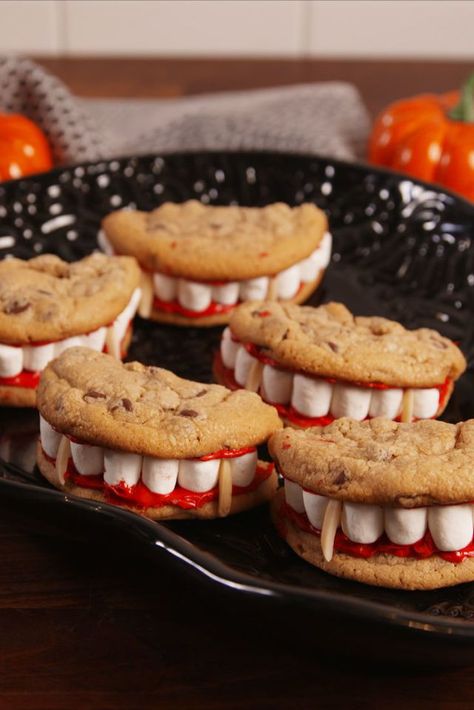 Dracula Dentures recipe made of chocolate chip cookie dough, vanilla frosting, and mini marshmallows. Unique dessert for your Halloween bash! 🎶 #Halloween #HalloweenTime #HalloweenIdeas #HalloweenParty #HalloweenParties #HalloweenPartyIdeas #HalloweenRecipes #HalloweenTreat #HalloweenSnacks #HalloweenFoods #HalloweenFun Halloween Appetizers For Adults, Halloween Appetizer, Halloween Appetizers Easy, Easy Halloween Snacks, Kids Halloween Food, Dessert Halloween, Recetas Halloween, Halloween Party Appetizers, Halloween Food Desserts