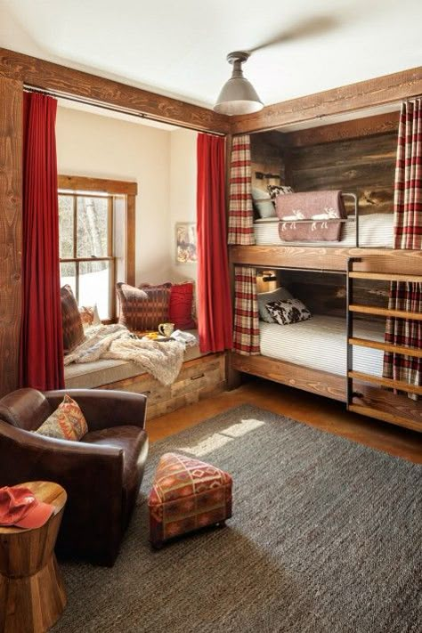 Bunk Bed Rustic, Tiny Ski Cabin, Ski Lodge Decor Mountain Houses, Ski Bunk Room, Luxury Bunk Bed Rooms, Bunk Room Cabin, Northwoods Decorating Ideas, Small Ski Chalet Interior, Ski House Bunk Room