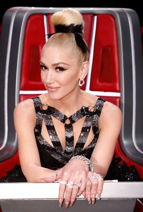 Gwen Stefani Hair Updo, Gwen Stefani Nails, Gwen Stefani Hair, Gwen Stefan, Gwen Renée Stefani, Gwen Stefani No Doubt, Blake Shelton Gwen Stefani, Gwen Stefani Style, Gwen And Blake