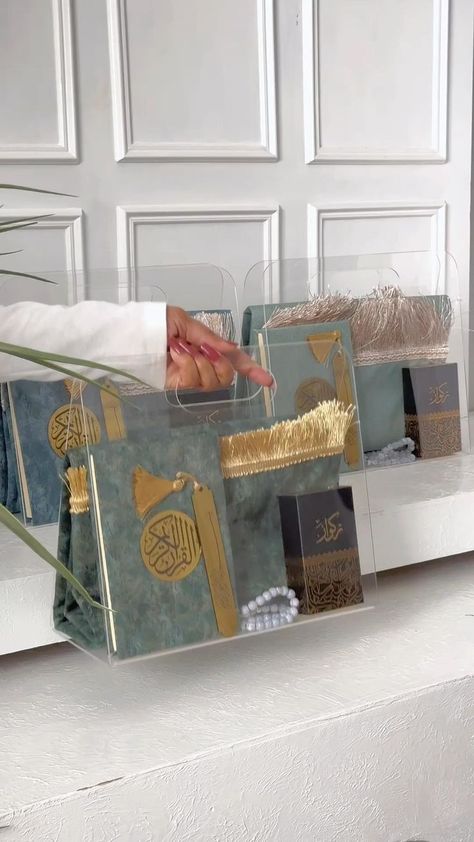 Muslim Prayer Room Ideas, Decoraciones Ramadan, Prayer Room Ideas, Bridal Gift Wrapping Ideas, Creative Gift Wraps, Wedding Gifts Packaging, Wedding Planning Decor, Diy Gift Set, Islamic Decor