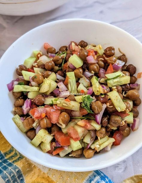 Healthy Kala Chana Salad | Black Chickpea Salad - Rachna cooks Chana Salad, Chana Recipe, Black Chickpeas, Boiled Corn, Girl Skirts, Chaat Masala, Steamed Broccoli, Chickpea Salad, Canned Chickpeas