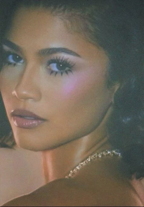 90s Hollywood Glam, Old Hollywood Glam Makeup Black Women, Old Hollywood Glam Aesthetic, Old Hollywood Prom Hair, Zendaya Aesthetic Euphoria, 90s Hollywood Aesthetic, Old Hollywood Aesthetic Fashion, Old Hollywood Glamour Makeup, Old Hollywood Glam Makeup