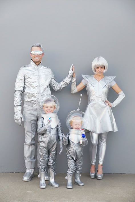 Family Space Costume - amazing! Diy Alien Costume, Alien Halloween Costume, Diy Fantasia, Space Costume, Meme Costume, Funny Couple Costumes, Space Costumes, Alien Halloween, Weekend Mode