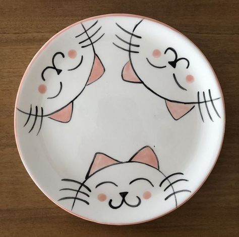 Ceramic Cat Painting Ideas, Ceramic Design Painting, Cat Pottery Painting Ideas, Cat Pottery Ideas, Pottery Painting Animals, Ceramic Ideas Easy, Cat Pottery Painting, Pottery Painting Designs Plate, Pottery Ideas Easy