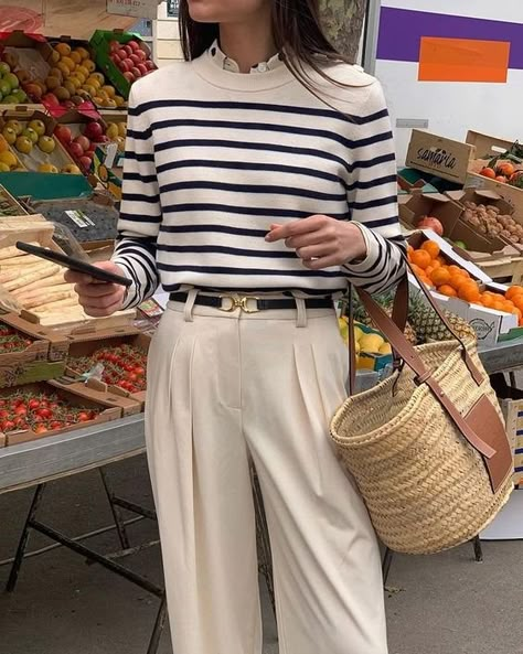 French Preppy Style, Preppy Style Casual, Blue Striped Shirt Outfit, Striped Shirt Outfit, Striped Sweater Outfit, Outfits With Striped Shirts, Outfit Elegantes, Preppy Style Summer, Preppy Chic