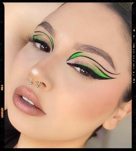 Eyeliner Pictures, Cat Eye Eyeliner Tutorial, Different Eyeliner, Different Eyeliner Styles, Different Types Of Eyes, Eyes Eyeliner, Neon Makeup, Simple Eyeliner, Cute Eye Makeup